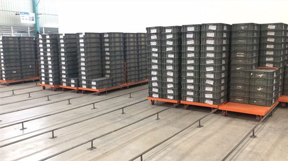 塑料周轉箱在廠區(qū)